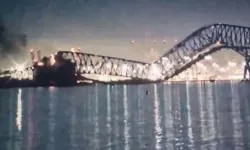ABD'de yük gemisi köprüyü yıktı!