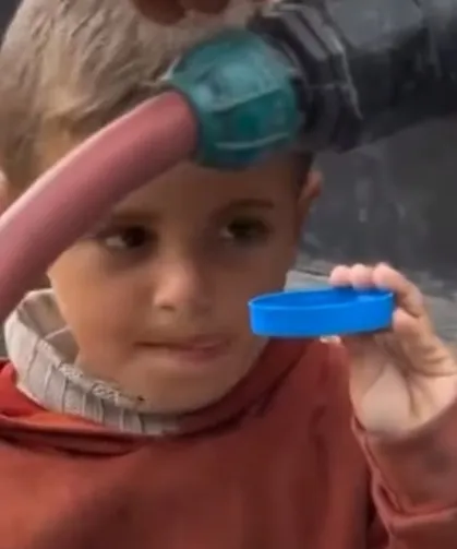 Gazze'de Filistinli çocuk, su damlalarıyla şişesini doldurdu