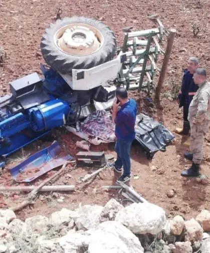 Midyat'ta devrilen traktörün altında kalan çiftçi hayatını kaybetti